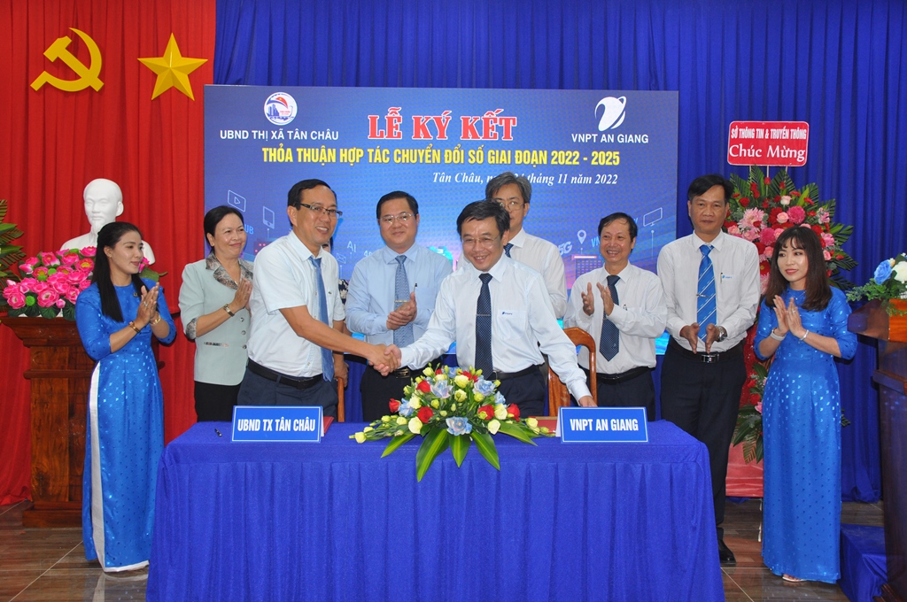 TX. Tân Châu và VNPT An Giang ký kết thoả thuận hợp tác chuyển đổi số giai đoạn 2022 – 2025, ra mắt Trung tâm Điều hành thông minh