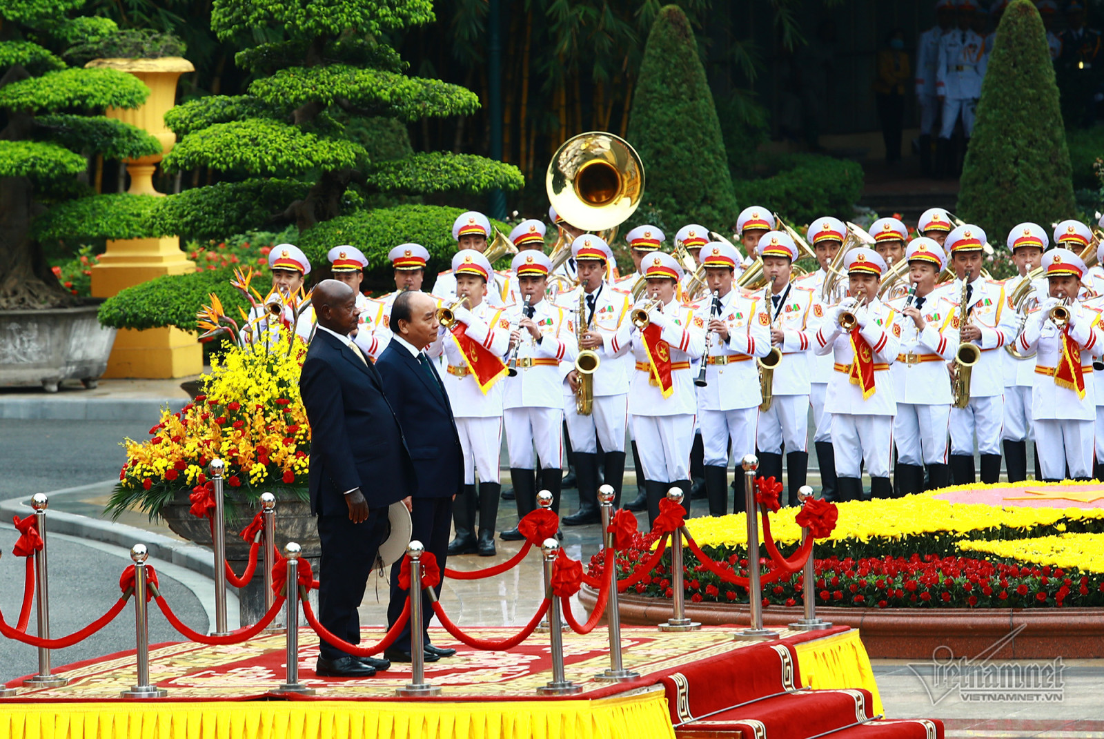 Chủ tịch nước Nguyễn Xuân Phúc chào đón Tổng thống Uganda thăm ...
