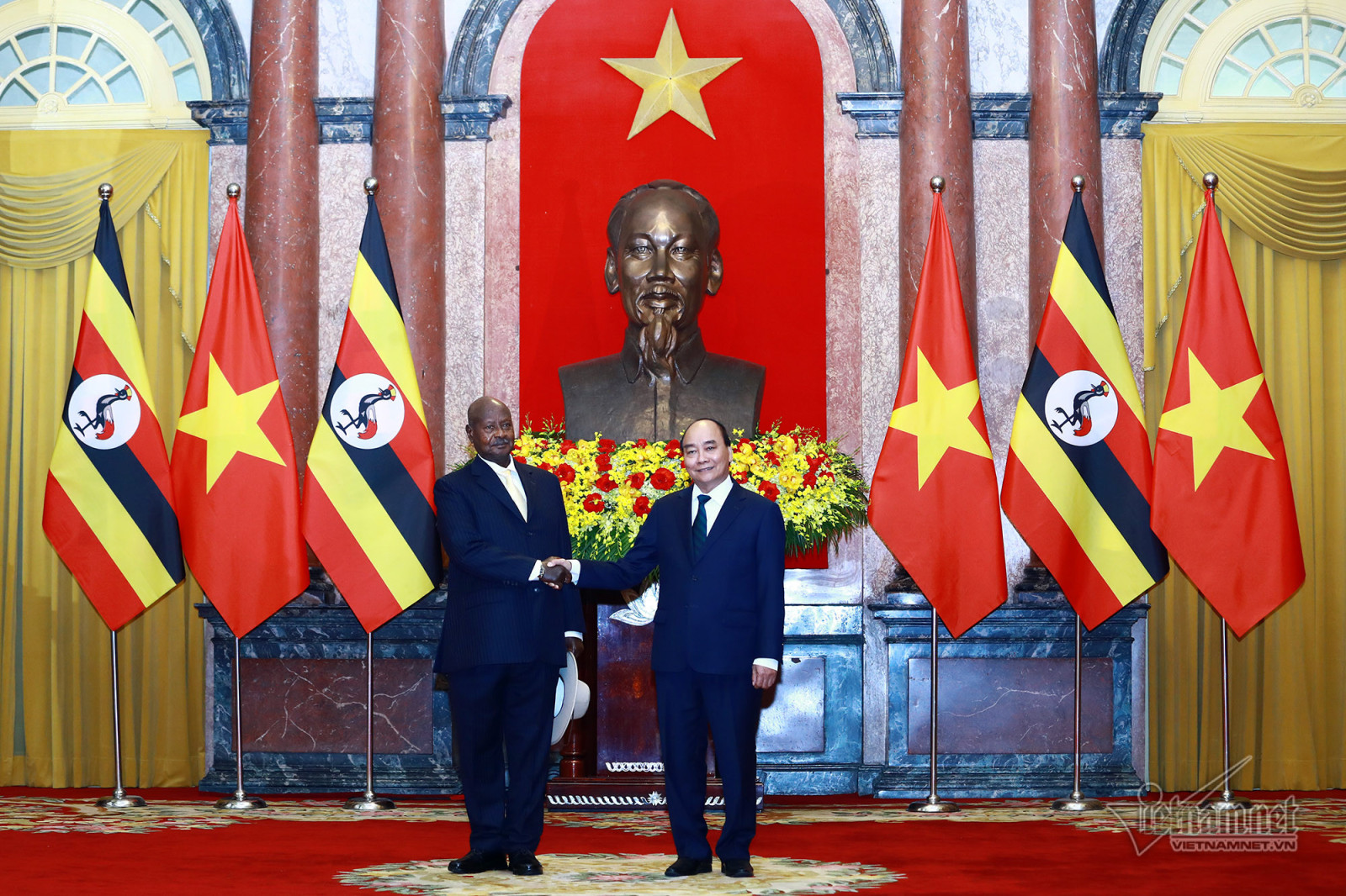 Chủ tịch nước Nguyễn Xuân Phúc chào đón Tổng thống Uganda thăm Việt Nam