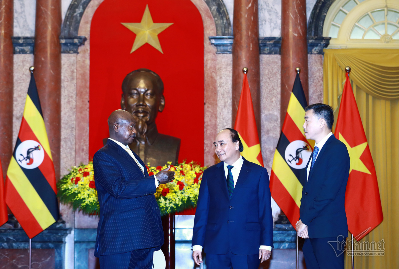 Chủ tịch nước Nguyễn Xuân Phúc chào đón Tổng thống Uganda thăm Việt Nam