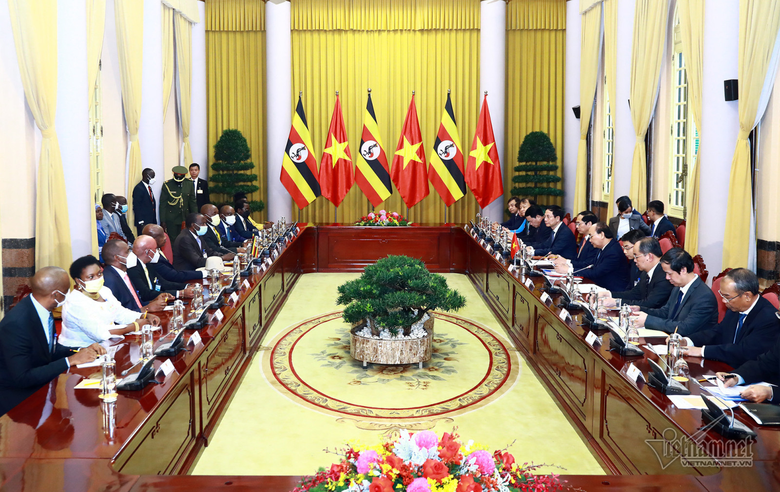 Chủ tịch nước Nguyễn Xuân Phúc chào đón Tổng thống Uganda thăm Việt Nam