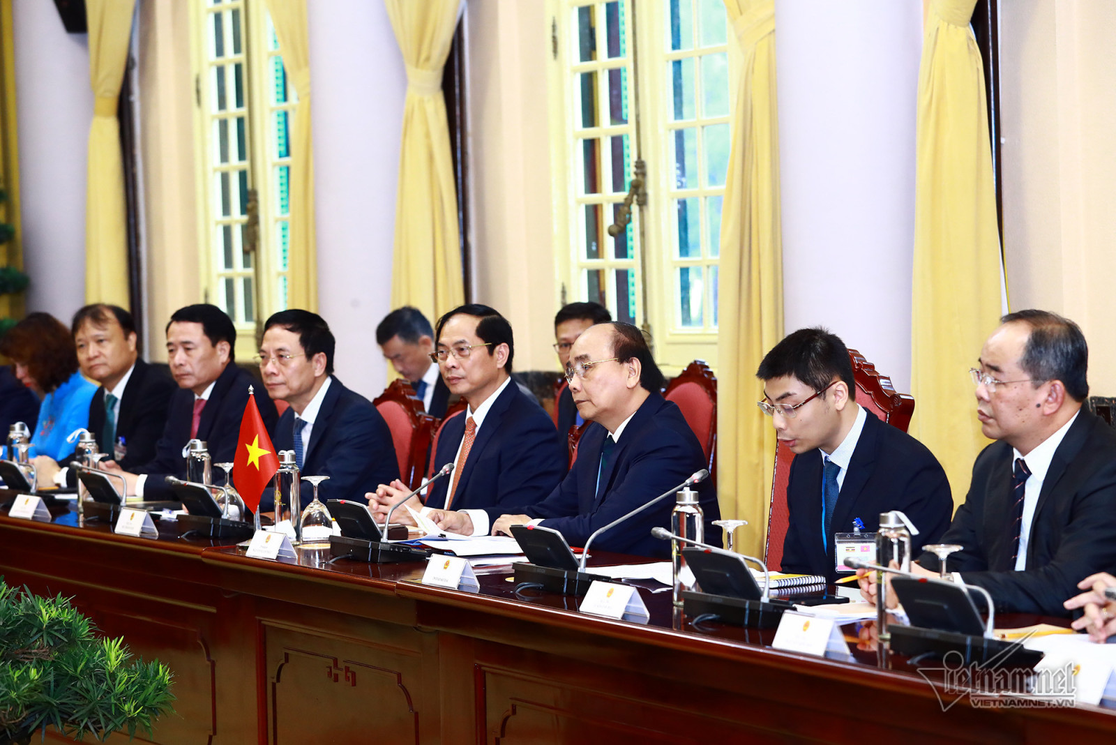 Chủ tịch nước Nguyễn Xuân Phúc chào đón Tổng thống Uganda thăm Việt Nam