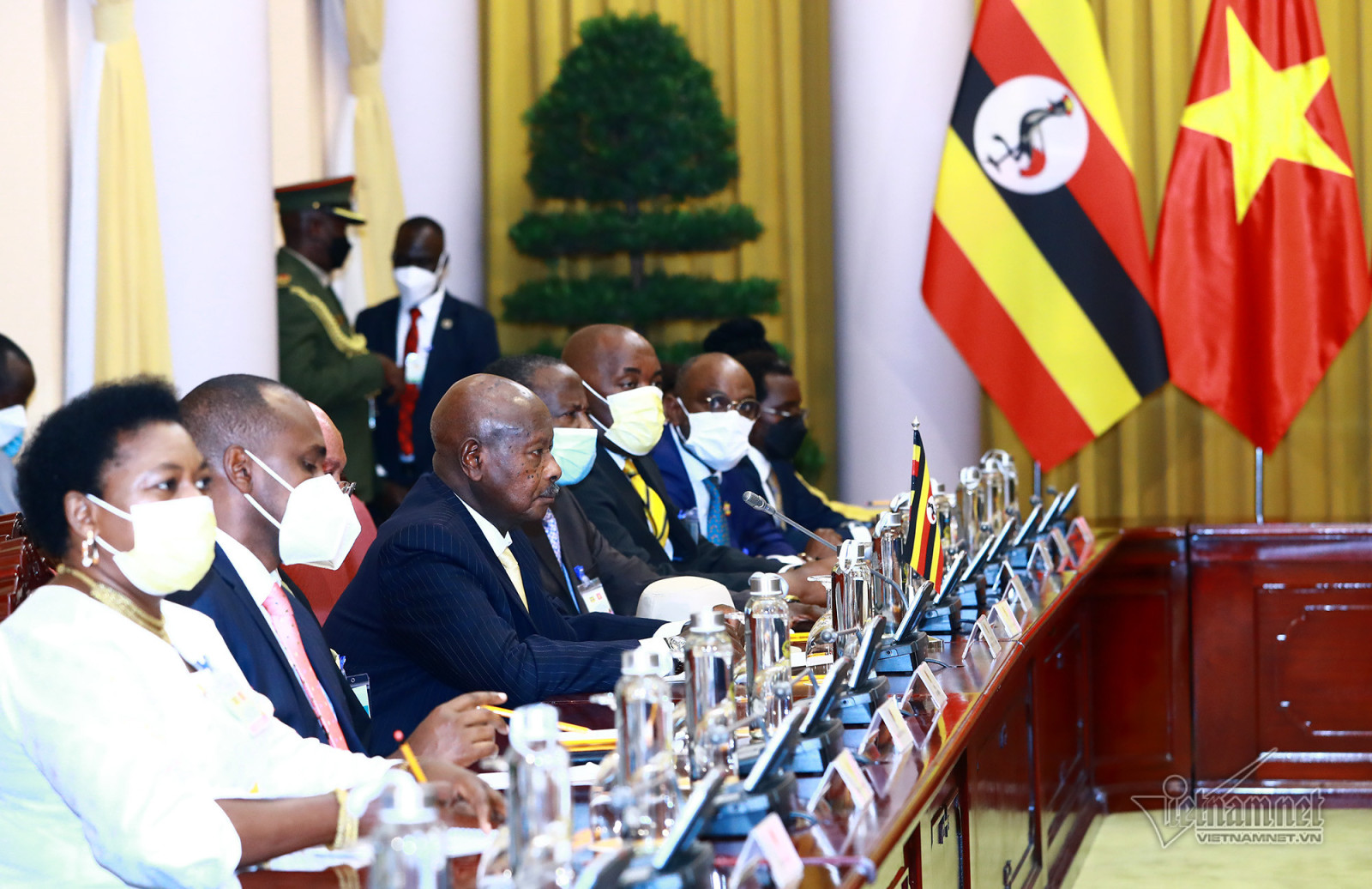 Chủ tịch nước Nguyễn Xuân Phúc chào đón Tổng thống Uganda thăm Việt Nam
