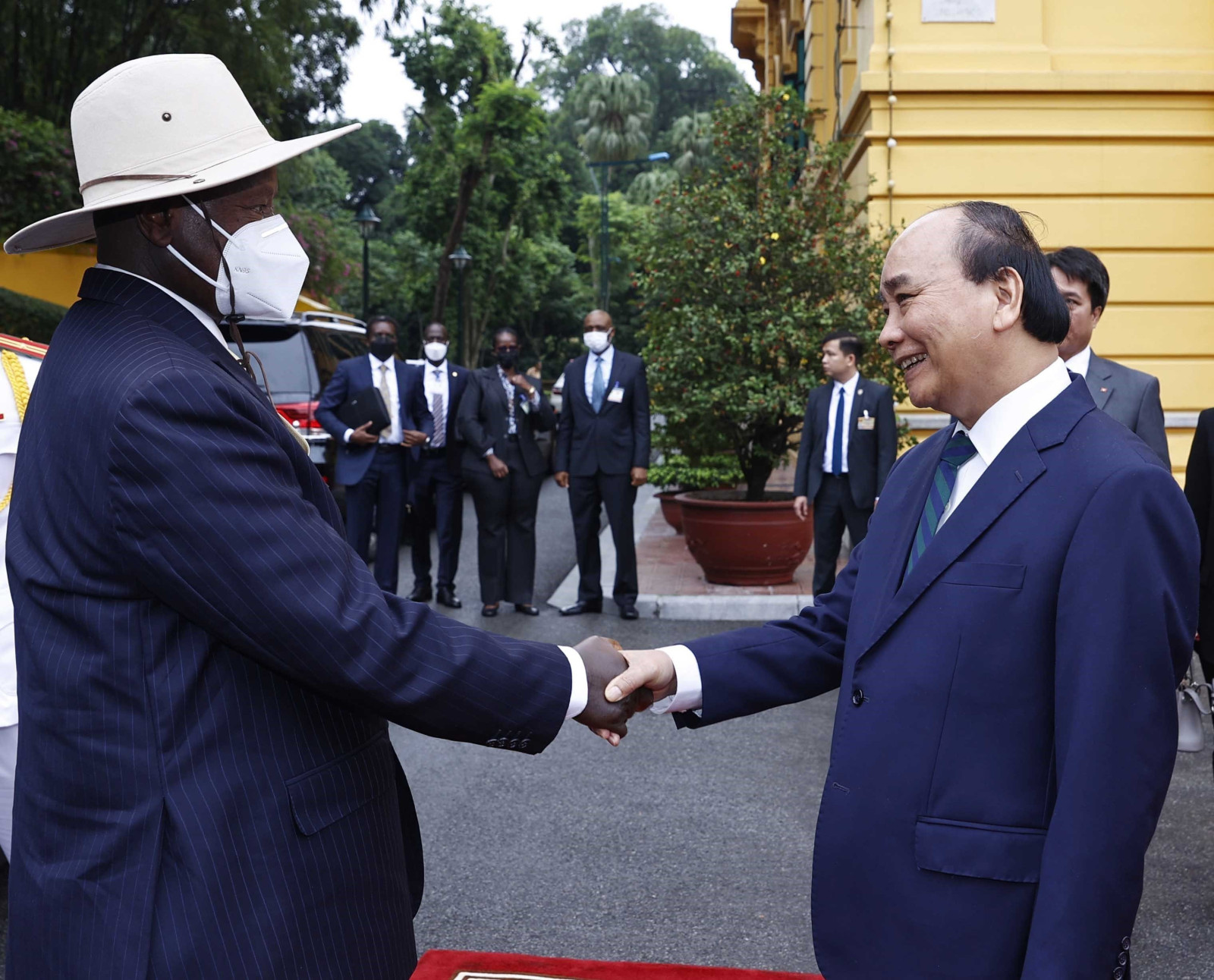 Chủ tịch nước Nguyễn Xuân Phúc chào đón Tổng thống Uganda thăm Việt Nam