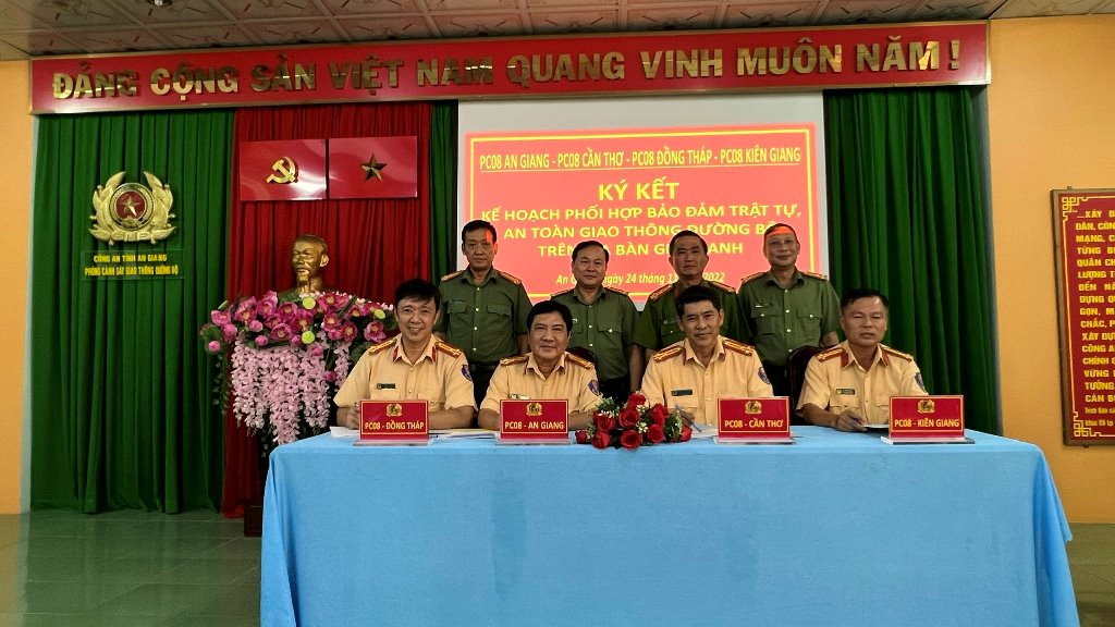 Phòng Cảnh sát giao thông An Giang ký kết phối hợp bảo đảm trật tự an toàn giao thông ở địa bàn giáp ranh