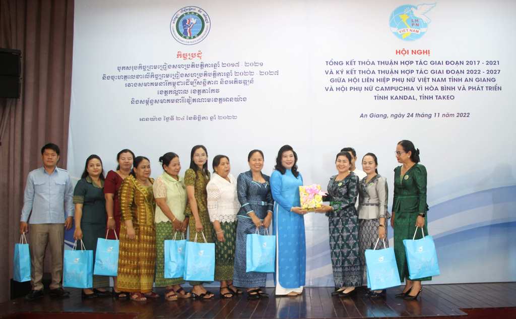 Tăng cường hợp tác giữa Hội Liên hiệp Phụ nữ An Giang và Hội Phụ nữ Campuchia vì hòa bình và phát triển 2 tỉnh Takeo, Kandal