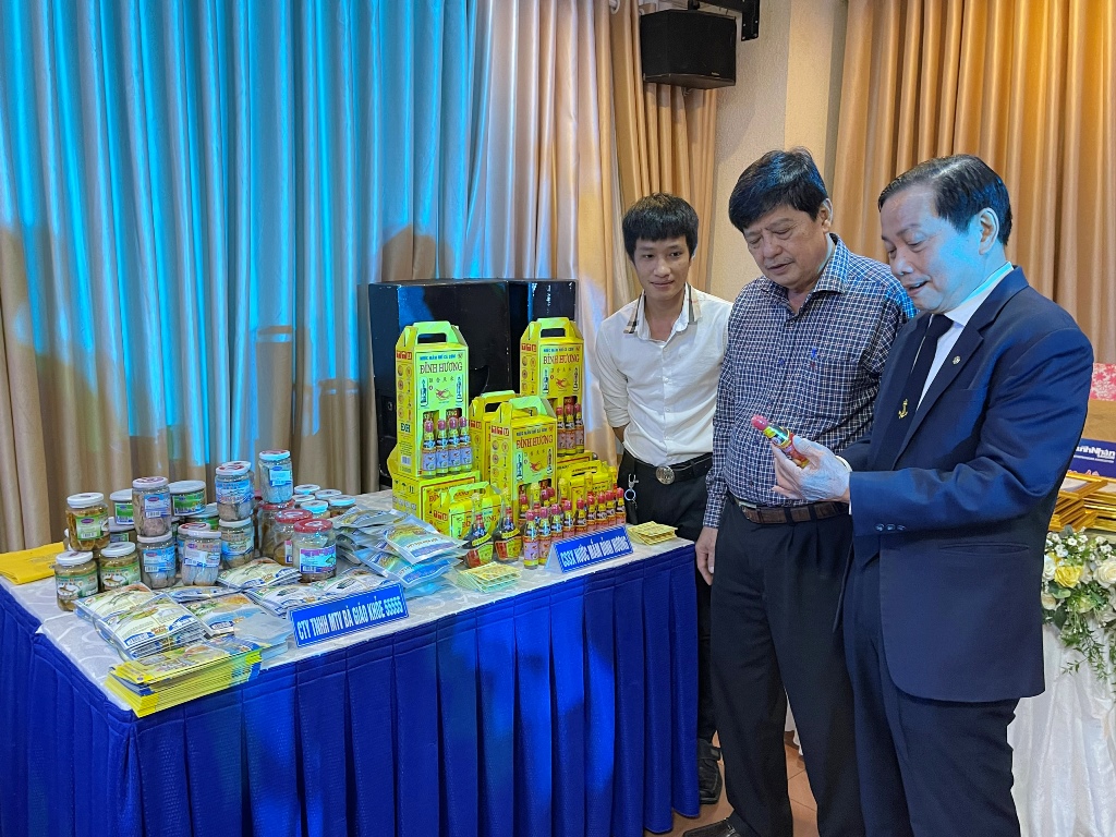 Câu lạc bộ Doanh nhân Sài Gòn tặng 100 triệu đồng cho Hội Khuyến học TP. Long Xuyên