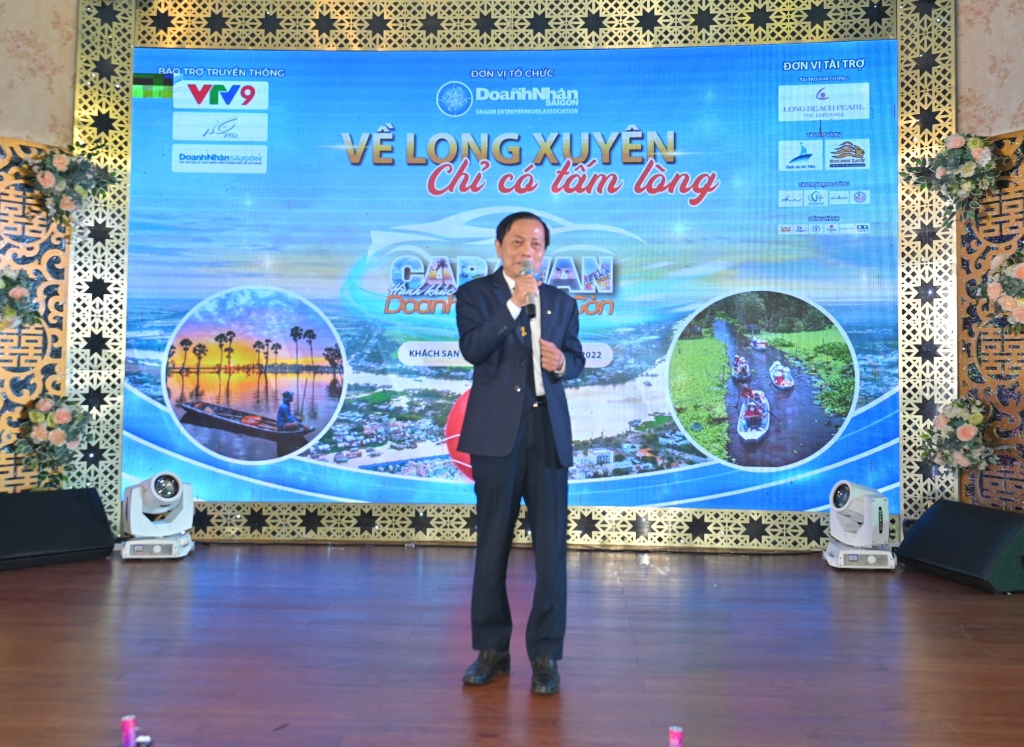 Câu lạc bộ Doanh nhân Sài Gòn tặng 100 triệu đồng cho Hội Khuyến học TP. Long Xuyên