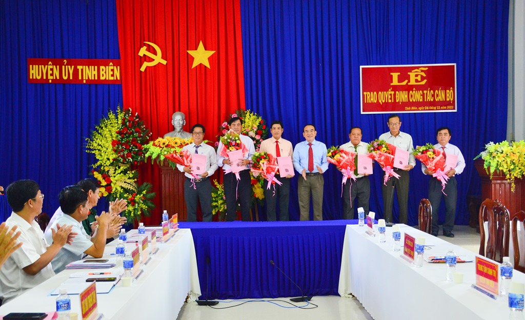Ban Thường vụ Tịnh Biên trao quyết định điều động, bổ nhiệm cán bộ