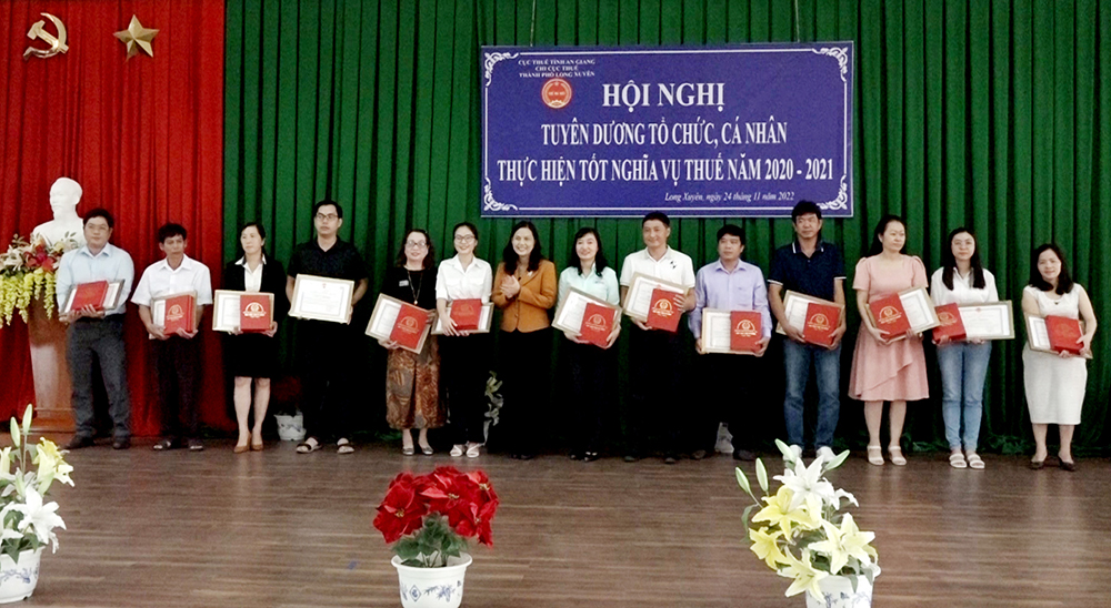 UBND TP. Long Xuyên tuyên dương các tổ chức, cá nhân thực hiện tốt nghĩa vụ nộp thuế năm 2020-2021