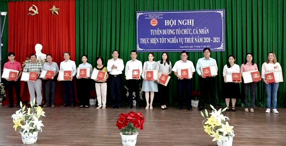 UBND TP. Long Xuyên tuyên dương các tổ chức, cá nhân thực hiện tốt nghĩa vụ nộp thuế năm 2020-2021