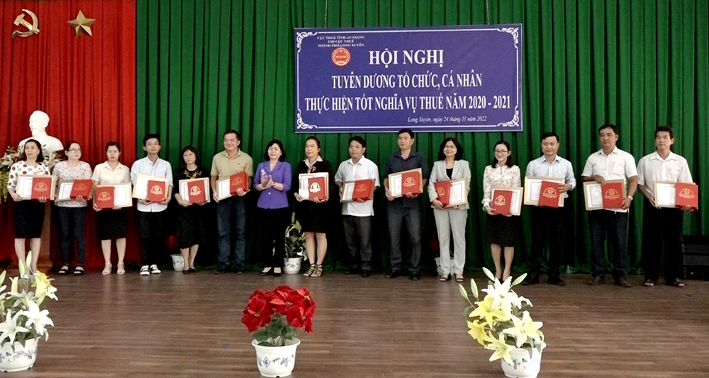 UBND TP. Long Xuyên tuyên dương các tổ chức, cá nhân thực hiện tốt nghĩa vụ nộp thuế năm 2020-2021