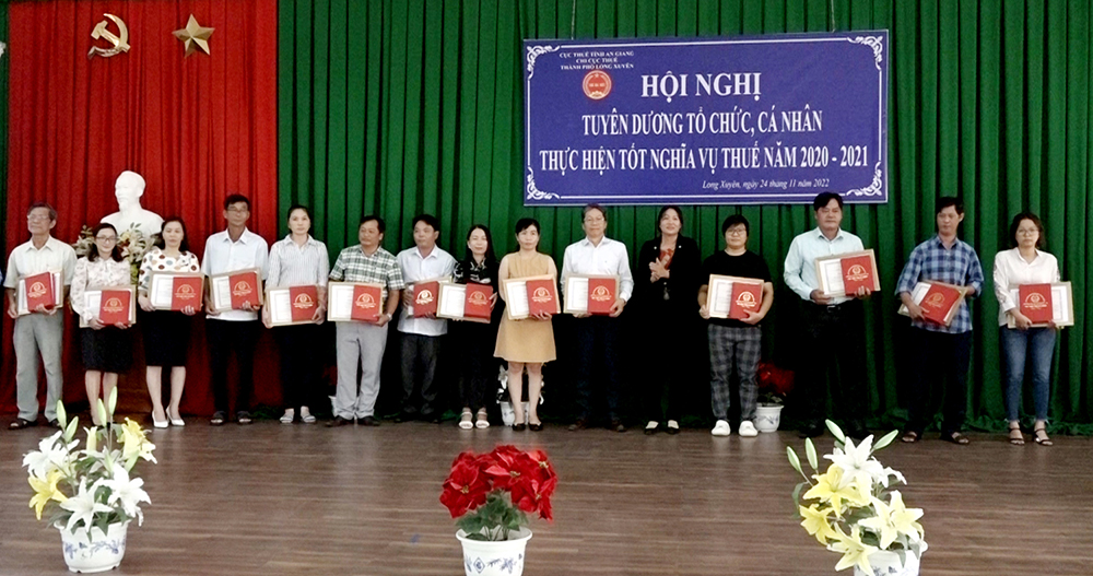 UBND TP. Long Xuyên tuyên dương các tổ chức, cá nhân thực hiện tốt nghĩa vụ nộp thuế năm 2020-2021