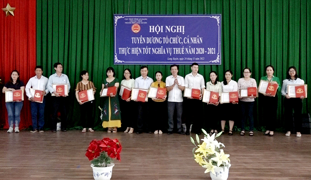 UBND TP. Long Xuyên tuyên dương các tổ chức, cá nhân thực hiện tốt nghĩa vụ nộp thuế năm 2020-2021