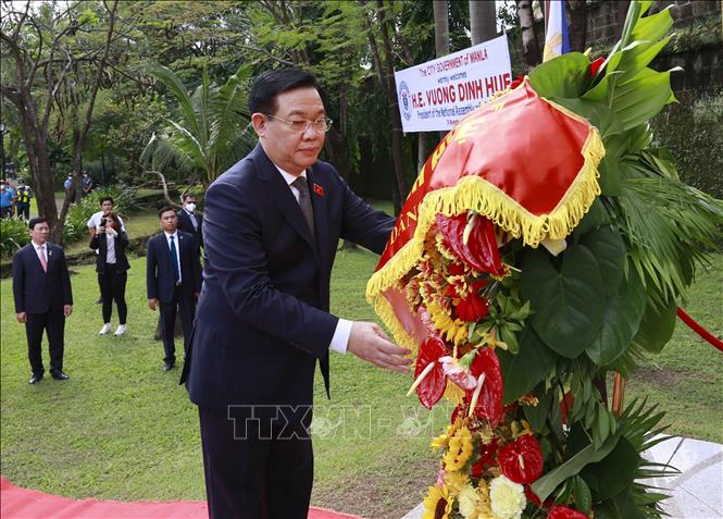 Chủ tịch Quốc hội đặt vòng hoa tại tượng đài Chủ tịch Hồ Chí Minh ở Thủ đô Manila