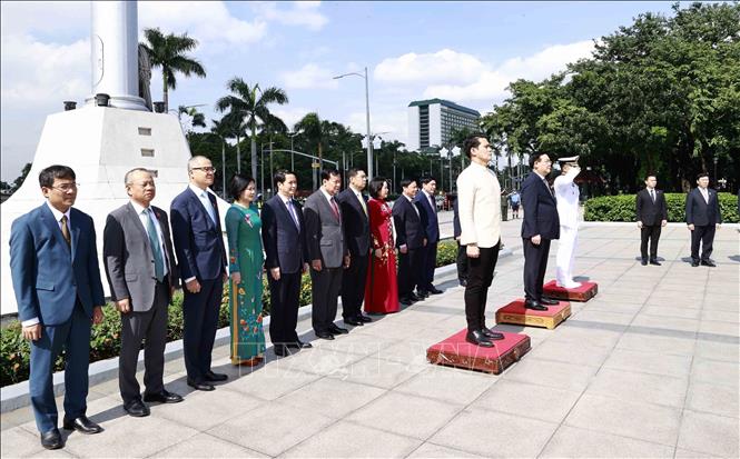 Chủ tịch Quốc hội đặt vòng hoa tại tượng đài Chủ tịch Hồ Chí Minh ở Thủ đô Manila