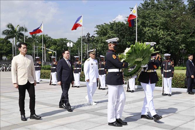 Chủ tịch Quốc hội đặt vòng hoa tại tượng đài Chủ tịch Hồ Chí Minh ở Thủ đô Manila