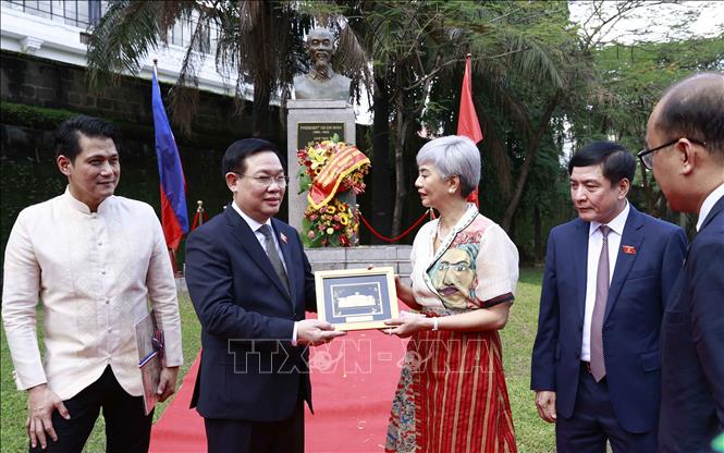 Chủ tịch Quốc hội đặt vòng hoa tại tượng đài Chủ tịch Hồ Chí Minh ở Thủ đô Manila