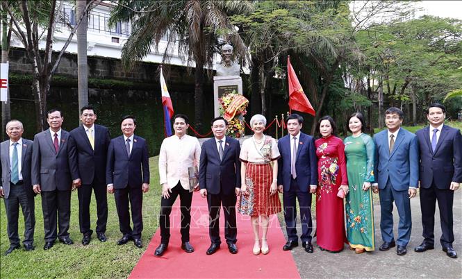 Chủ tịch Quốc hội đặt vòng hoa tại tượng đài Chủ tịch Hồ Chí Minh ở Thủ đô Manila