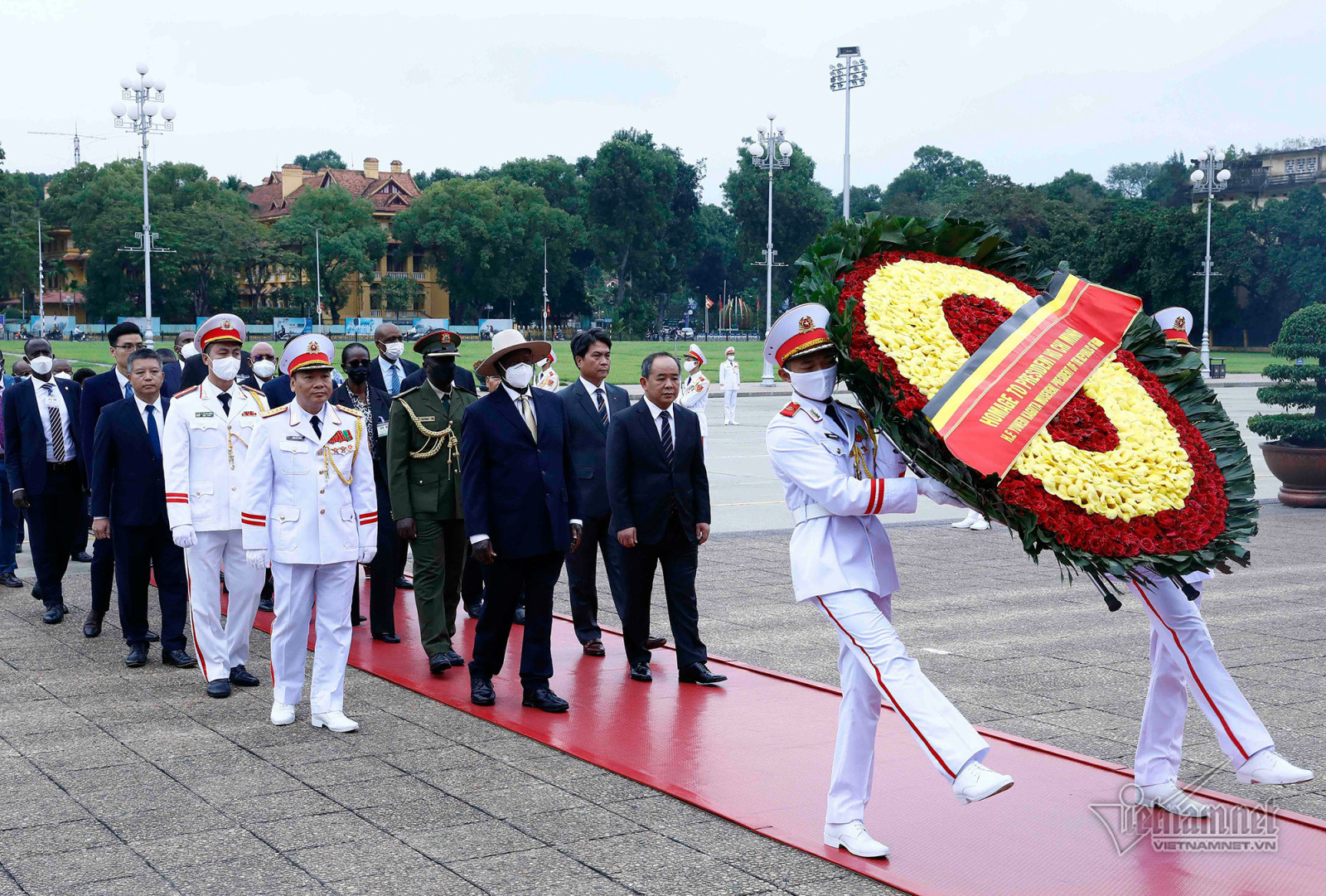 Chủ tịch nước Nguyễn Xuân Phúc chào đón Tổng thống Uganda thăm Việt Nam