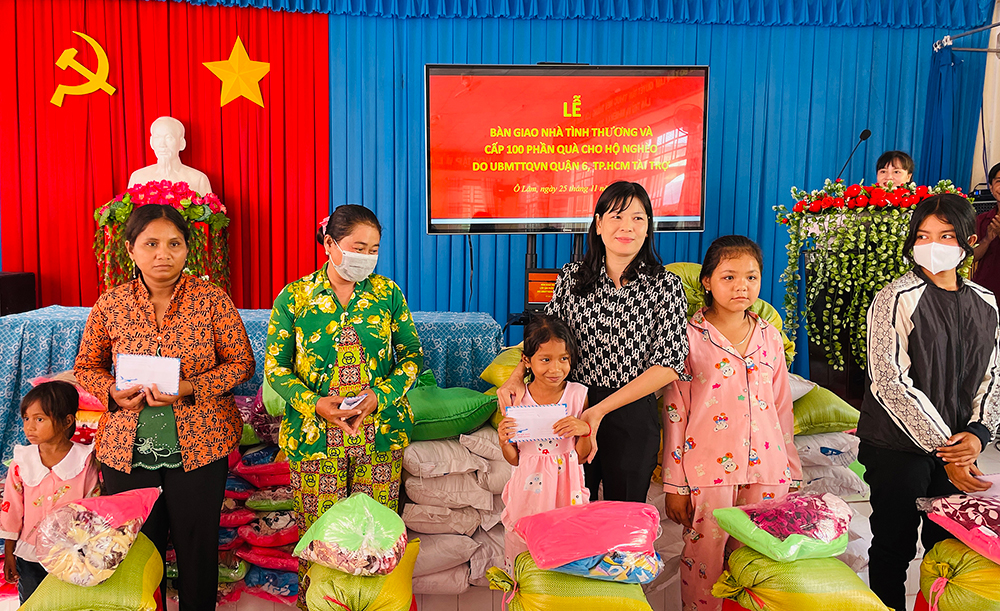 Trao quà cho hộ nghèo 3 xã Ô Lâm, Lạc Qưới và Vĩnh Gia