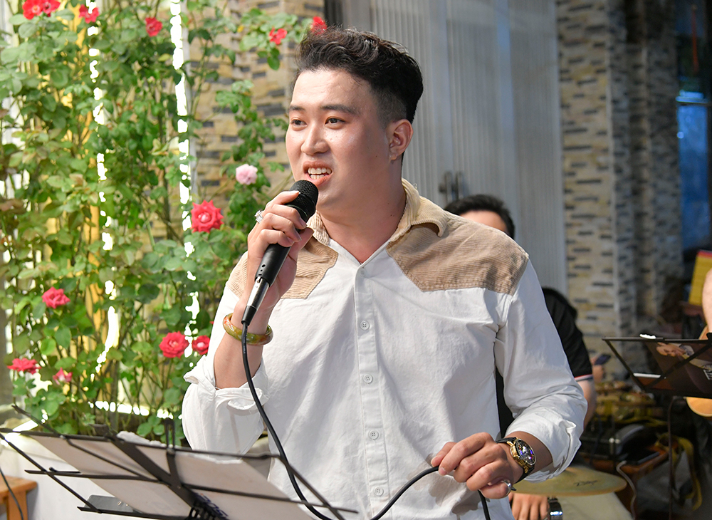 Không gian âm nhạc trong quán ăn