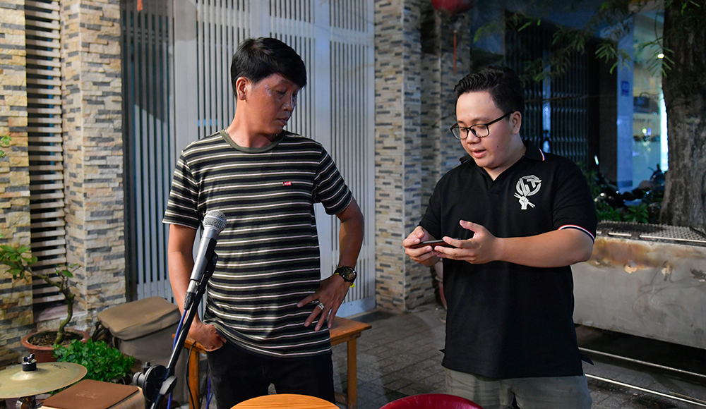 Không gian âm nhạc trong quán ăn