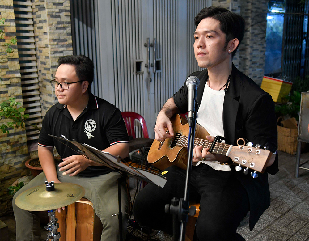 Không gian âm nhạc trong quán ăn