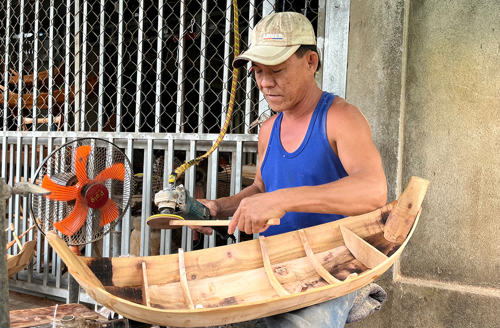 “Thu nhỏ” ghe, thuyền thành đồ mỹ nghệ