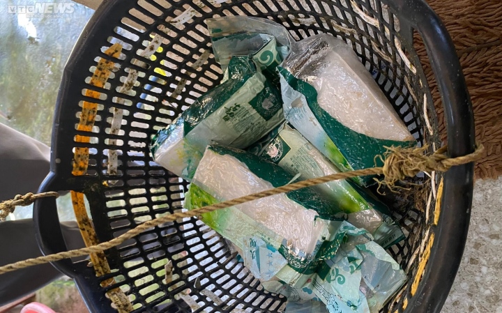 Túi ghi chữ nước ngoài nghi chứa ma tuý liên tiếp trôi vào vùng biển Quảng Trị