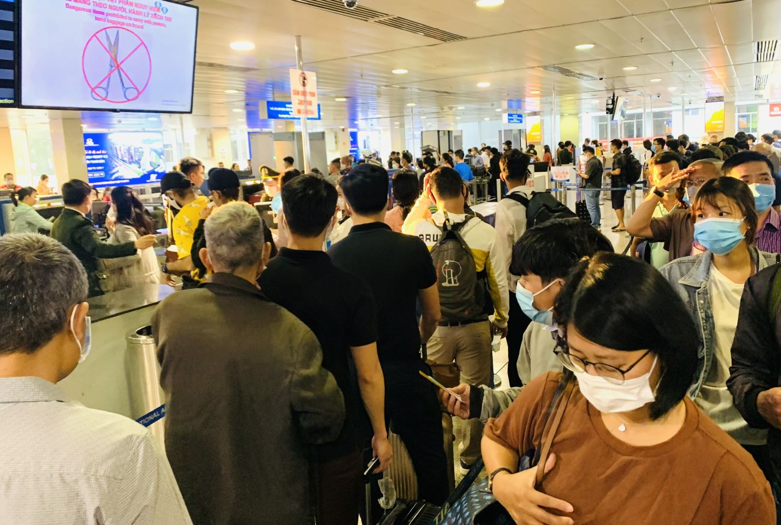 Giá vé máy bay Tết 2023 cao ngất ngưởng, nhiều người lo lắng không mua được vé về quê