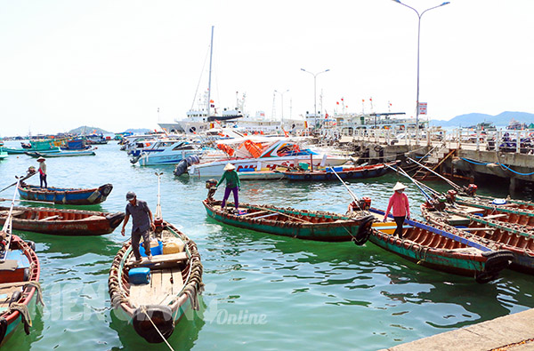Những “bóng hồng” chạy đò trên biển