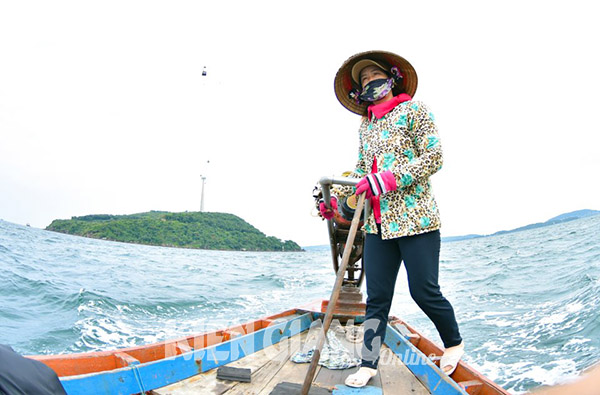 Những “bóng hồng” chạy đò trên biển