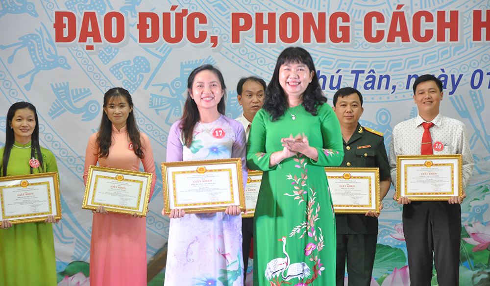 Thí sinh Trần Thị Diễm My đoạt giải nhất Hội thi kể chuyện “Gương người tốt, việc tốt” trong học tập và làm theo Bác huyện Phú Tân năm 2022