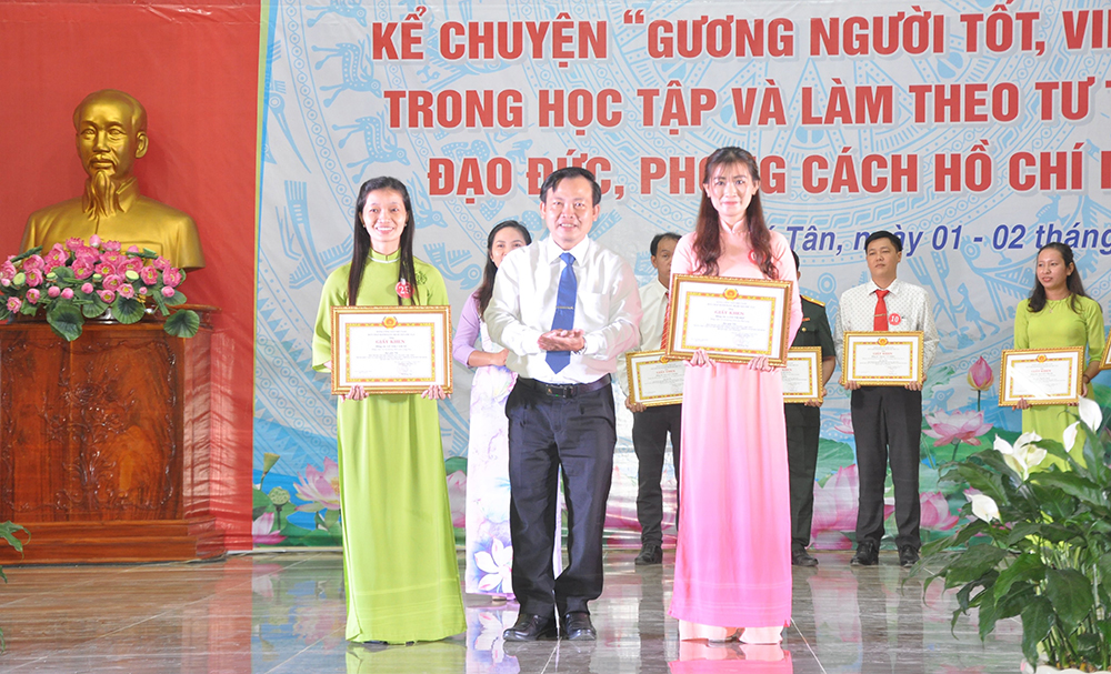 Thí sinh Trần Thị Diễm My đoạt giải nhất Hội thi kể chuyện “Gương người tốt, việc tốt” trong học tập và làm theo Bác huyện Phú Tân năm 2022