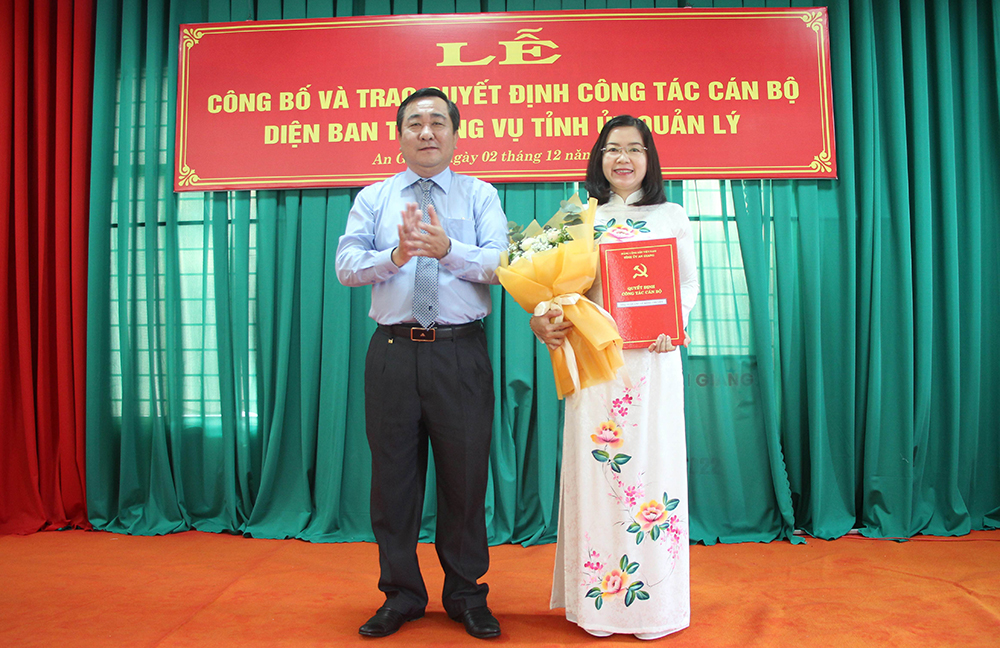 Công bố và trao quyết định 2 cán bộ thuộc diện Ban Thường vụ Tỉnh ủy An Giang quản lý