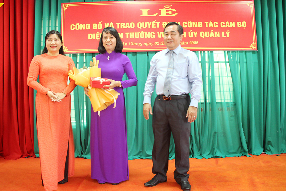 Công bố và trao quyết định 2 cán bộ thuộc diện Ban Thường vụ Tỉnh ủy An Giang quản lý