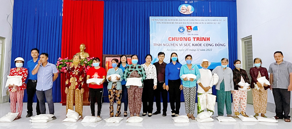 Hội Thầy thuốc trẻ tỉnh An Giang khám bệnh và phát thuốc miễn phí cho 200 người dân xã Tấn Mỹ (huyện Chợ Mới)