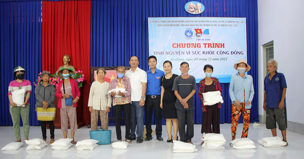 Hội Thầy thuốc trẻ tỉnh An Giang khám bệnh và phát thuốc miễn phí cho 200 người dân xã Tấn Mỹ (huyện Chợ Mới)