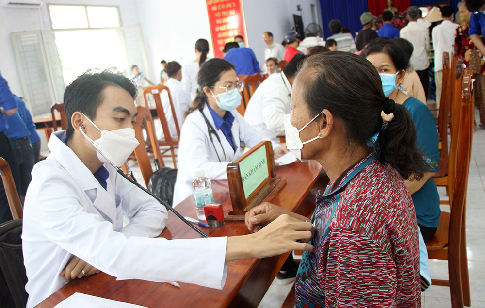 Hội Thầy thuốc trẻ tỉnh An Giang khám bệnh và phát thuốc miễn phí cho 200 người dân xã Tấn Mỹ (huyện Chợ Mới)