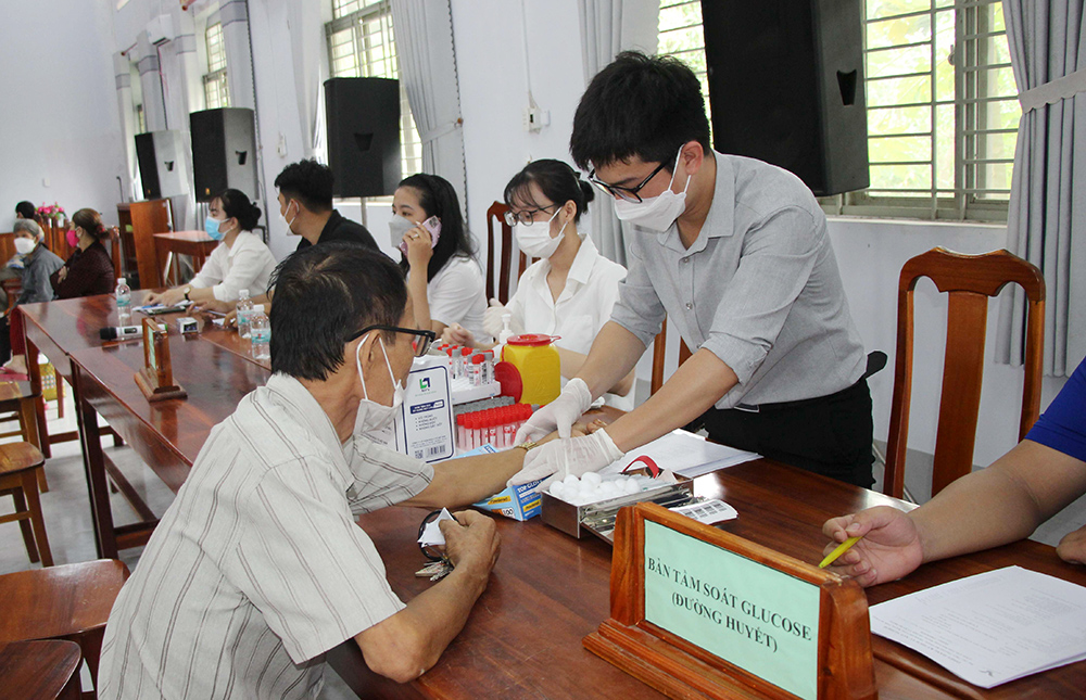 Hội Thầy thuốc trẻ tỉnh An Giang khám bệnh và phát thuốc miễn phí cho 200 người dân xã Tấn Mỹ (huyện Chợ Mới)