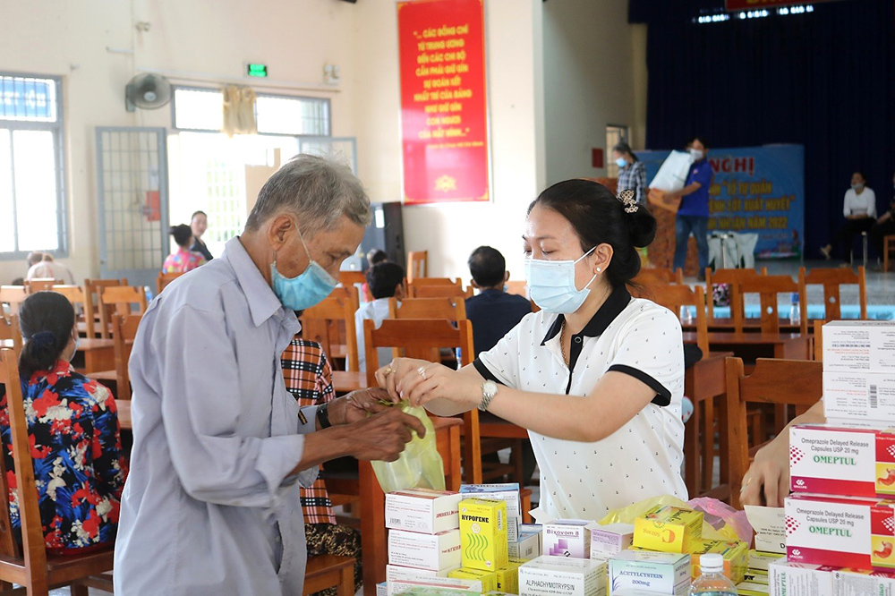 Khám bệnh, tặng quà cho người nghèo xã Vĩnh Nhuận