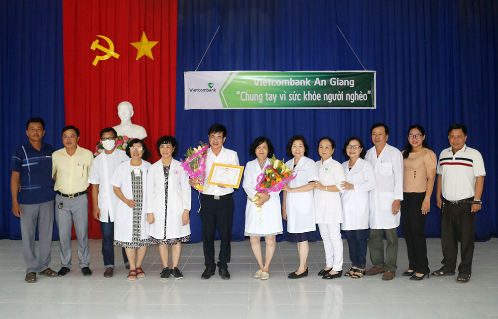 Khám bệnh, tặng quà cho người nghèo xã Vĩnh Nhuận