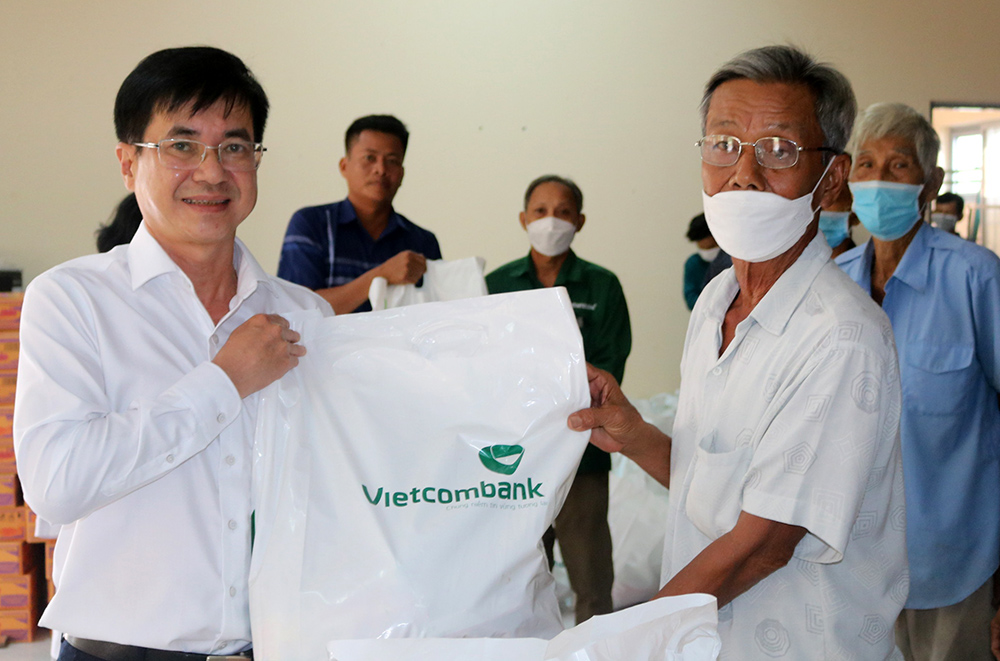 Khám bệnh, tặng quà cho người nghèo xã Vĩnh Nhuận
