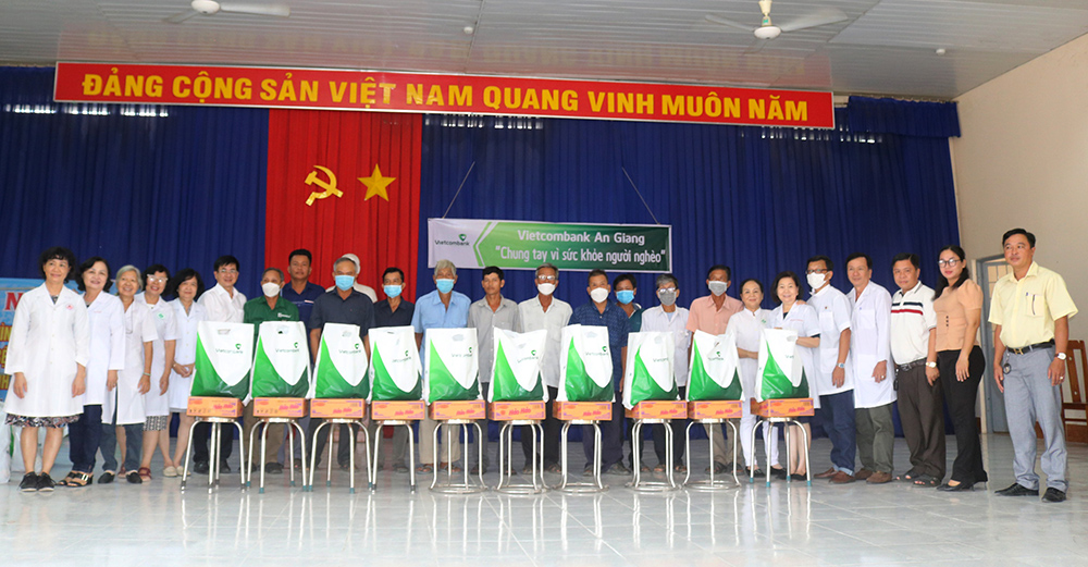 Khám bệnh, tặng quà cho người nghèo xã Vĩnh Nhuận