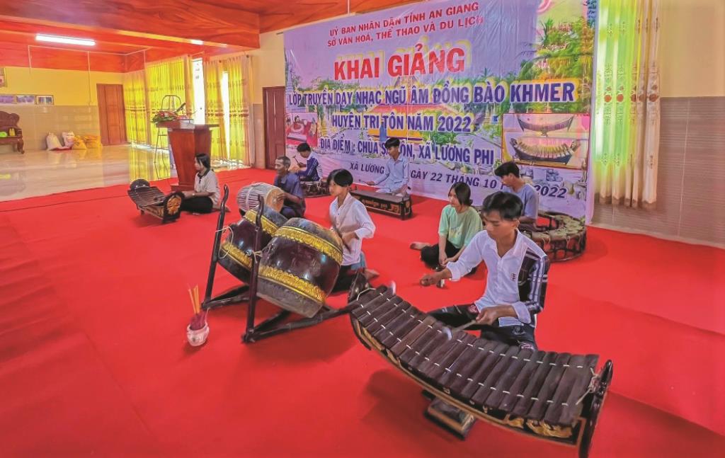 Bảo tồn, phát huy giá trị văn hóa các dân tộc thiểu số gắn với phát triển du lịch