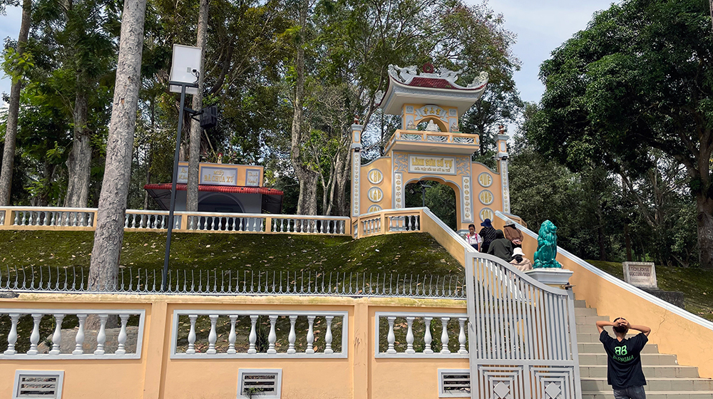 Tượng Phật bốn tay và 2 bia đá kỳ bí ở chùa Linh Sơn