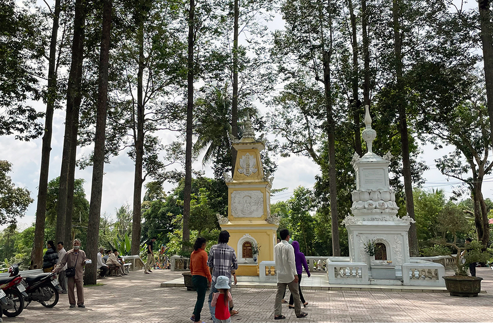 Tượng Phật bốn tay và 2 bia đá kỳ bí ở chùa Linh Sơn