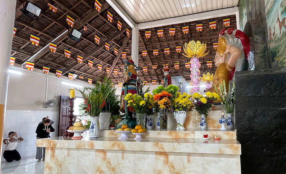Tượng Phật bốn tay và 2 bia đá kỳ bí ở chùa Linh Sơn