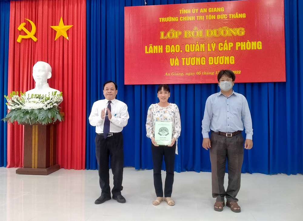 Khai giảng lớp bồi dưỡng lãnh đạo, quản lý cấp phòng và tương đương
